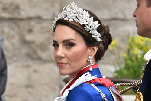 Qual é a joia com que Kate Middleton surpreendeu a todos na coroação de Carlos III